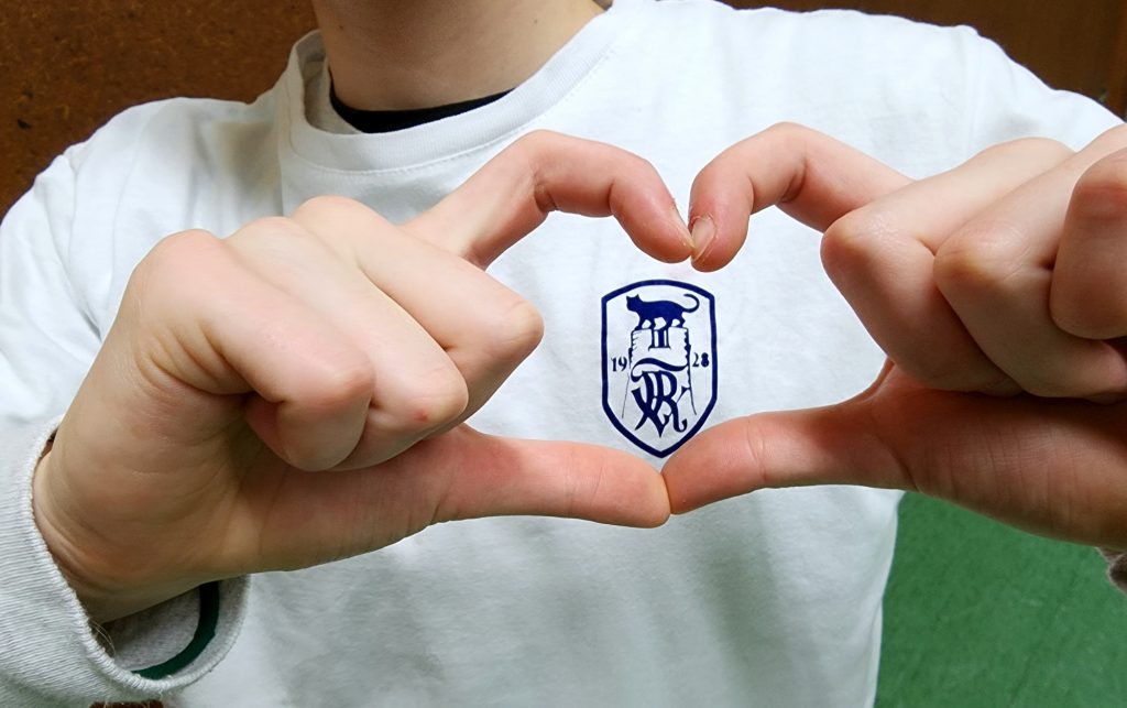 Ein Herz um das Vereinswappen