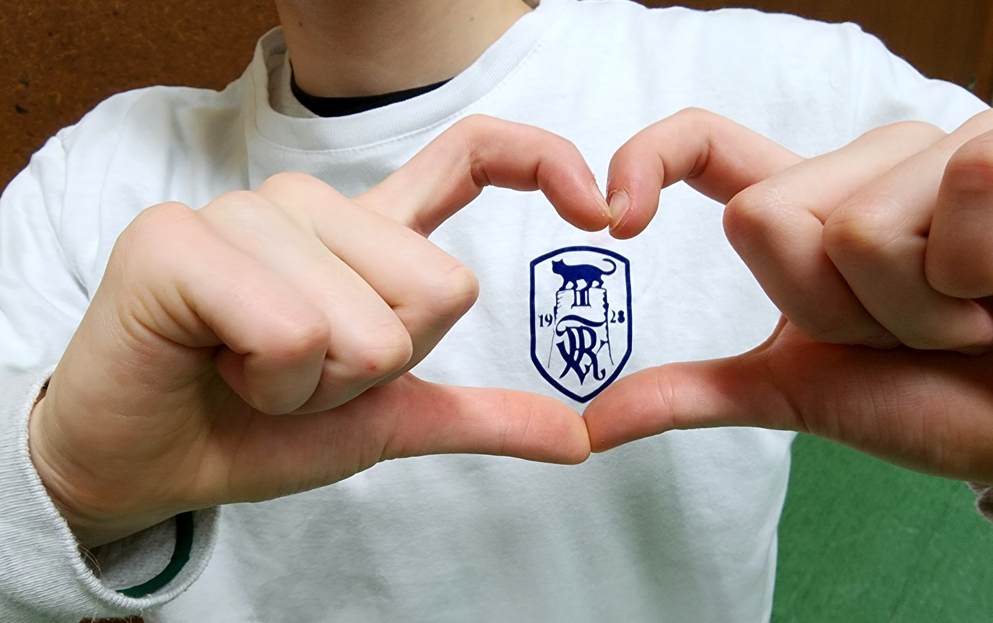 Ein Herz um das Vereinswappen